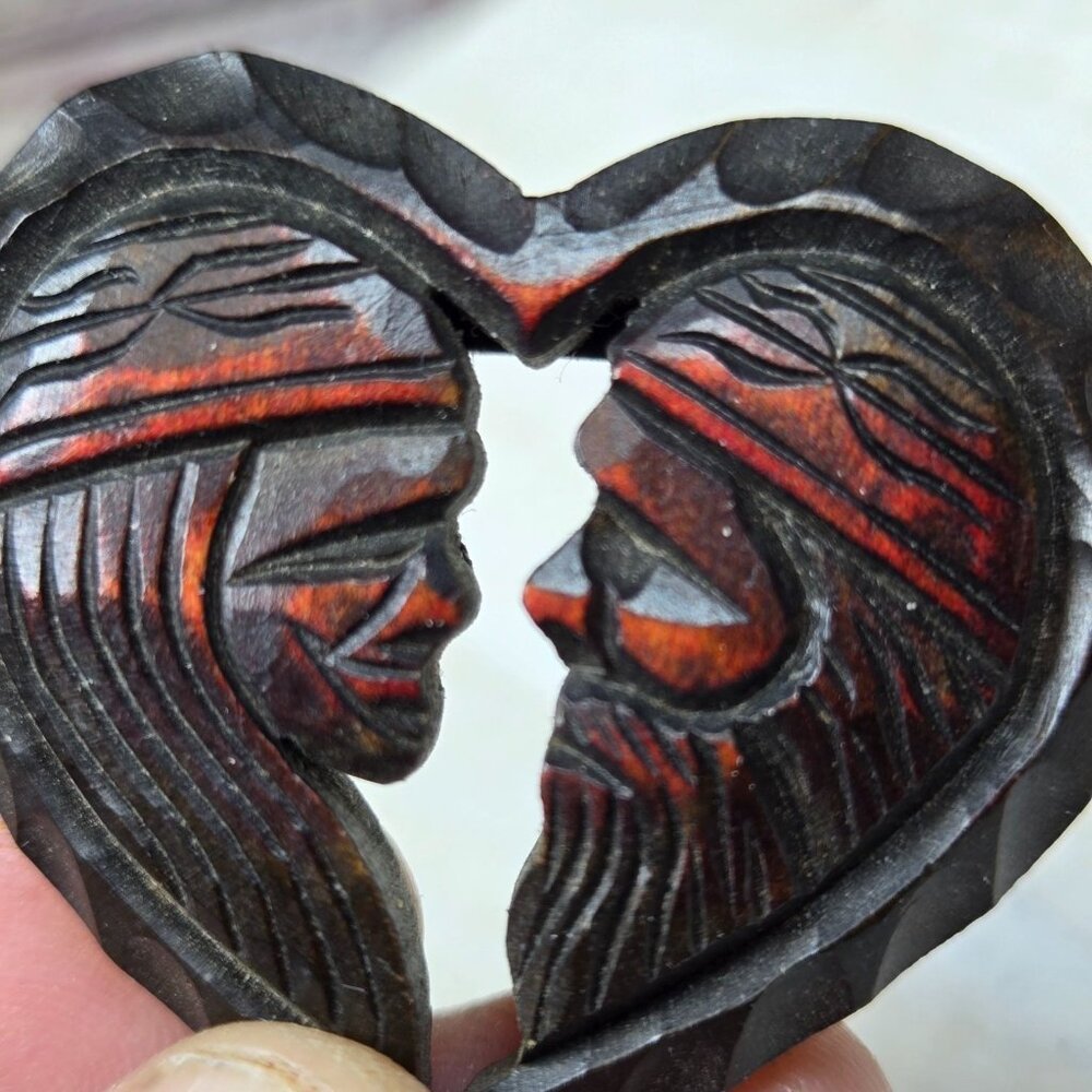Vtg Hokkaido Wood Carved Heart brooch Artist signed Rare Jewelry dated 1965 - Picture 10 of 11